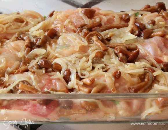 Сверху на филе выкладываем грибы с луком.