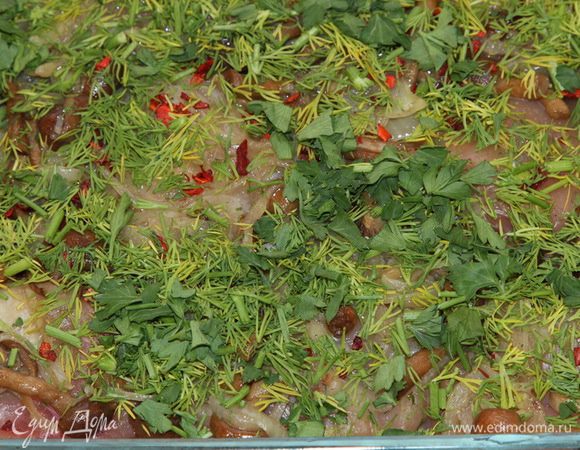 Затем посыпаем 2 столовыми ложками рубленой зелени. Тут я еще добавила немного сушеной паприки.