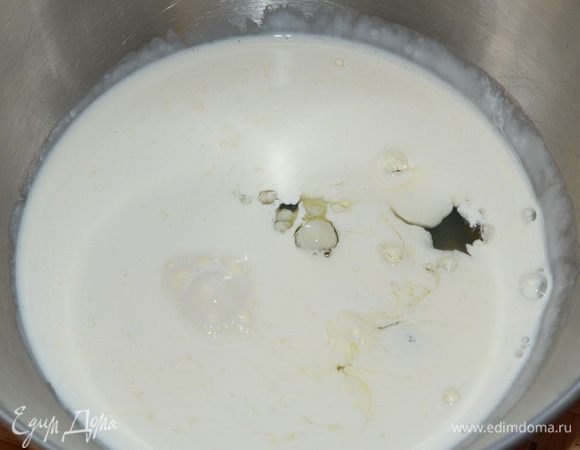 В емкость отправляем белки, добавляем сливки.