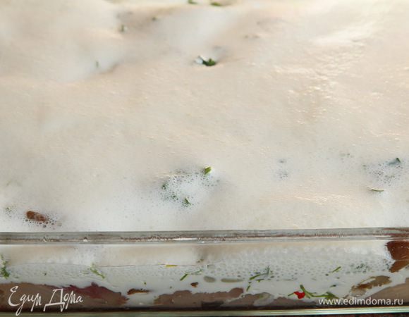 Выливаем сверху на зелень. Затем берем форму и пару раз ею стукнем об стол, чтобы все распределилось равномерно. 