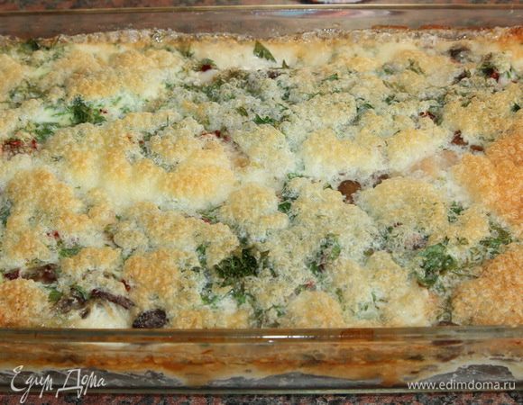 Отправляем в разогретую до 200 градусов духовку. Запекаем до образования румяной корочки. Учитывая то, что у нас все проготовлено, кроме грудки, процесс можно не затягивать: грудка готовится быстро и долгой готовки не любит. Чем дольше готовить тем суше она становится. У меня это заняло ровно 30 минут.