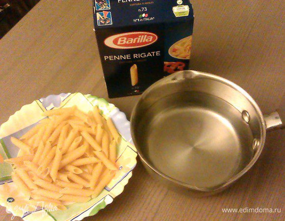 В 1 литр кипящей соленой воды положить макароны пенне, довести до кипения, время от времени помешивать. Варить до готовности.