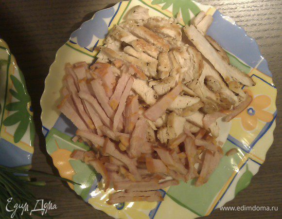 Нарезать полосками жареное мясо и вареный окорок.