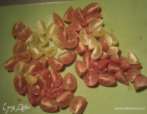 Помидоры вымыть, обсушить и нарезать на четвертинки.