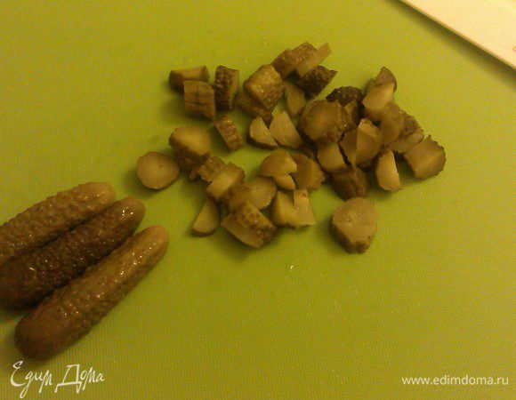 Огурцы нарезать кубиками. 