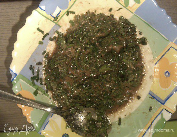 Для приготовления соуса.
Оливковое масло перемешать с бальзамическим уксусом и сливками, приправить солью, перцем, сахаром. Прибавить рубленную петрушку и мелко нарезанный шнитт-лук, перемешать.