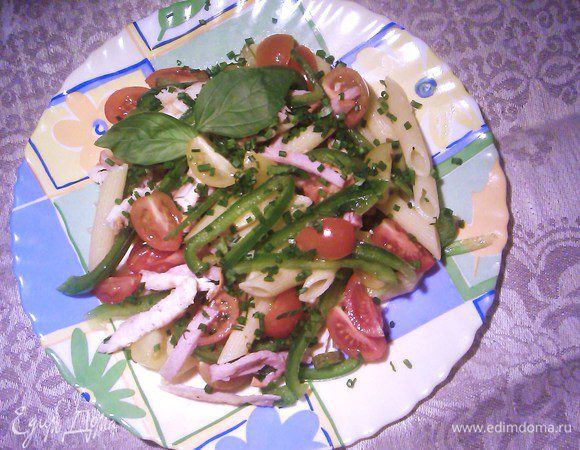 Соус смешать с ингредиентами салата, не забудьте добавить каперсы, дать салату хорошо пропитаться, украсть зеленью петрушки и базилика.
ПРИЯТНОГО АППЕТИТА!