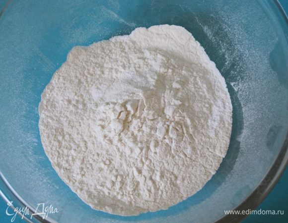 В просеянную муку всыпать разрыхлитель.