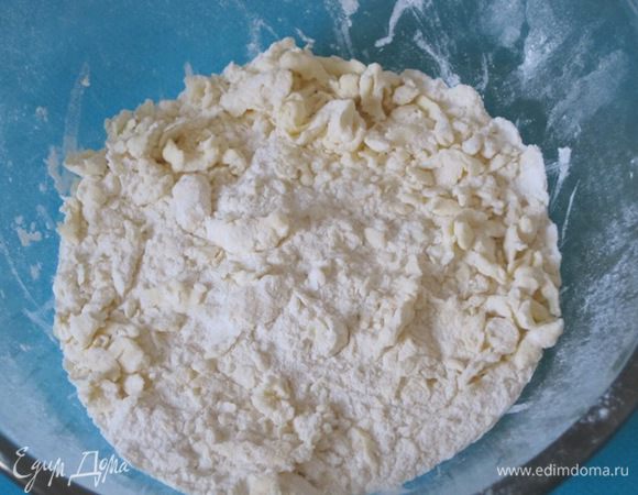 Добавить порубленное охлаждённое сливочное масло.