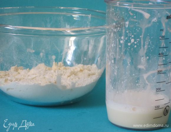 Яйцо взбить с 2 столовыми ложками сахара, добавить в муку с маслом.