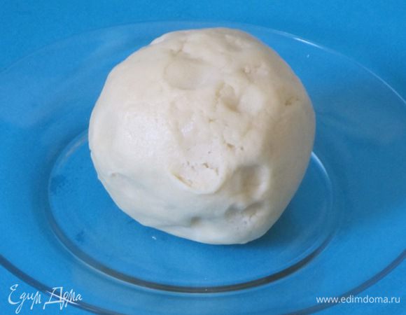 Смешать и вымесить тесто. Готовое тесто завернуть в пищевую плёнку и поместить в холодильник на 30 минут.