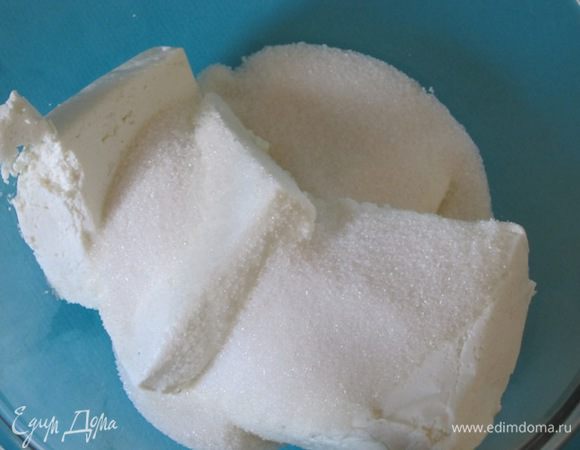 Для начинки в творог добавить 2 столовые ложки сахара.