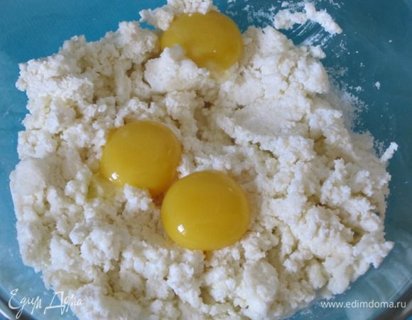 Добавить желтки.
