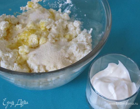 Всыпать манку, ванилин. Добавить сметану.