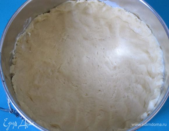 Достать тесто из холодильника и выложить в форму, сделав бортик.