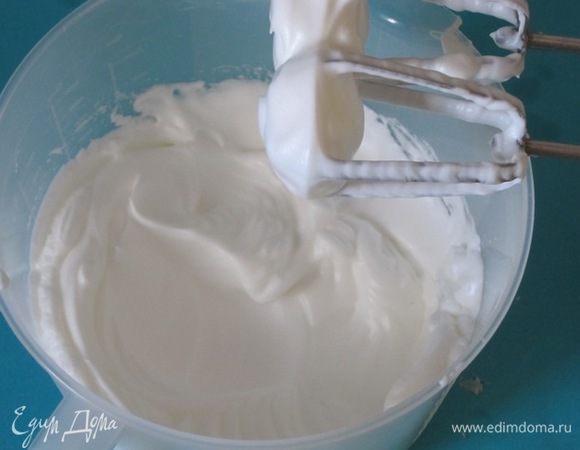 Для суфле белки взбить в крепкую пену, добавляя сахарную пудру.