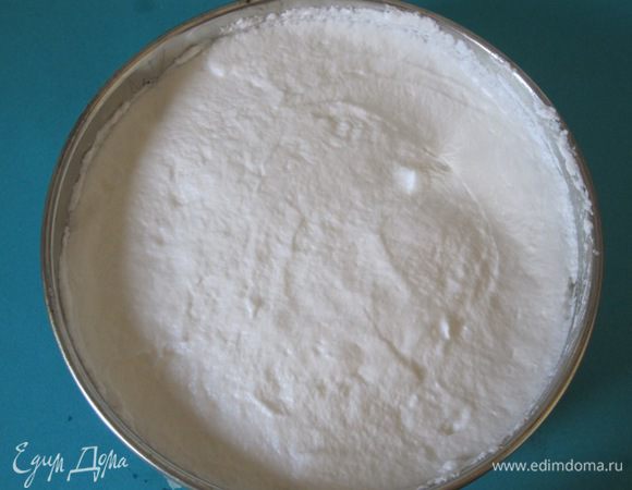 Вынуть из духовки испечённую основу с творожной начинкой, выложить  суфле из взбитых белков.