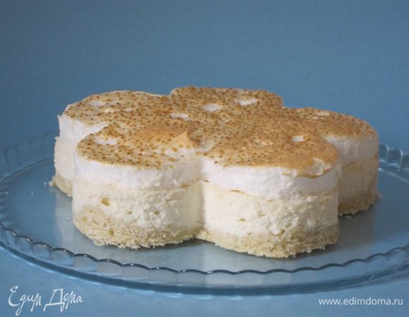 Печь 10-15 минут до золотистого цвета. Выключить духовку, открыть и в таком состоянии оставить остывать. Суфле немножко осядет. Через 40 минут пирог вынуть из остывшей духовки и оставить на столе до полного остывания, примерно на 1,5-2 часа. Затем формочкой я вырезала цветок из пирога.