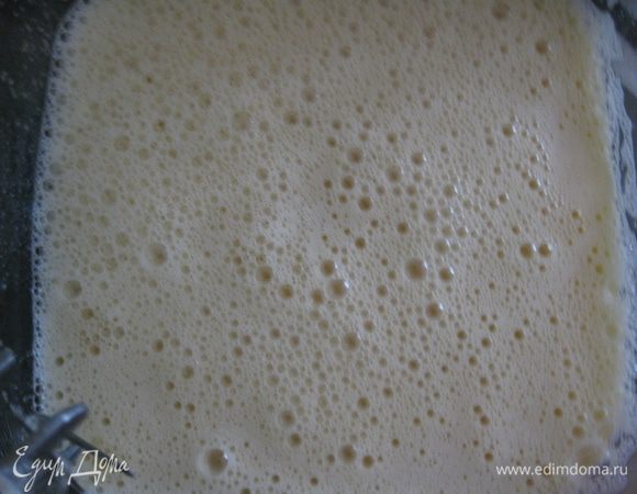 1 стакан сахара взбить с 5 яйцами до бела.