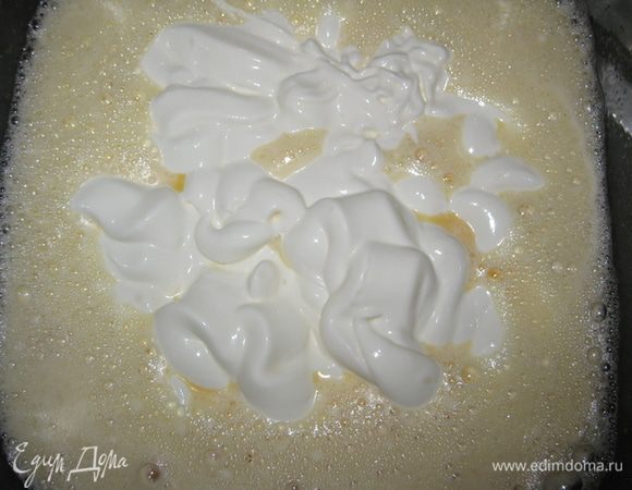 Добавить сметану, перемешать. Добавить сахар. Перемешать. Добавить просеянную муку и 2 ложки соды гашеной уксусом или 1 п.разрыхлителя.