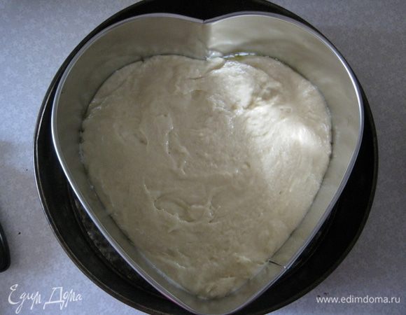 Противень смазываем сливочным маслом. На пару секунд можно поставить его в духовку, чтобы масло растаяло. Половину полученного теста выкладываем в форму сердце. И ставим в разогретую духовку на 30-40 минут.