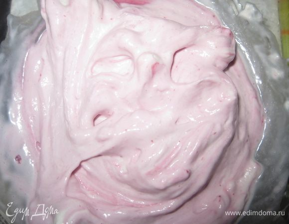 Делаем крем: Сливки взбиваем с сахарной пудрой. И аккуратно добавляем сок от перетертой с сахаром клубники.