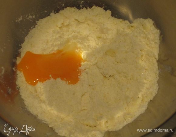 Тесто: Соединить муку, сливочное масло, нарезанное кубиками, соль, ванилин и растереть в крошку. Ввести желток и замесить тесто.