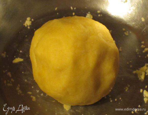 Сформировать шар, завернуть в пищевую плёнку и поместить  в холодильник на 30 минут.