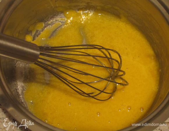 Крем: Взбить желтки с сахаром добела, ввести муку, хорошо перемешать.