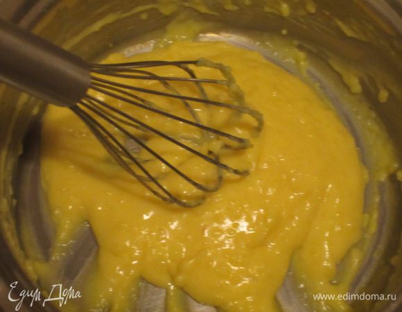 Молоко с ванилином довести до кипения и снять с огня. Тонкой струйкой влить молоко и варить, постоянно помешивая, 7-8 минут до загустения крема. Снять крем с огня, накрыть пищевой плёнкой и остудить.