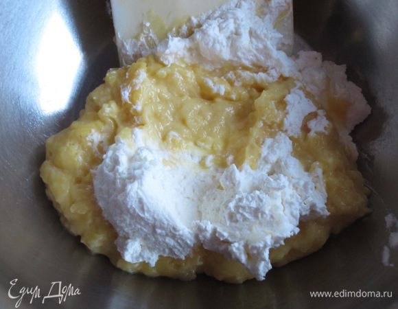 Миксером взбить сливки, добавить в заварной крем и аккуратно перемешать движениями снизу-вверх.