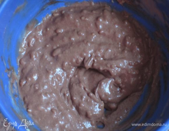 Крем разделить на две равные части, в одну часть добавить какао и хорошо перемешать.

