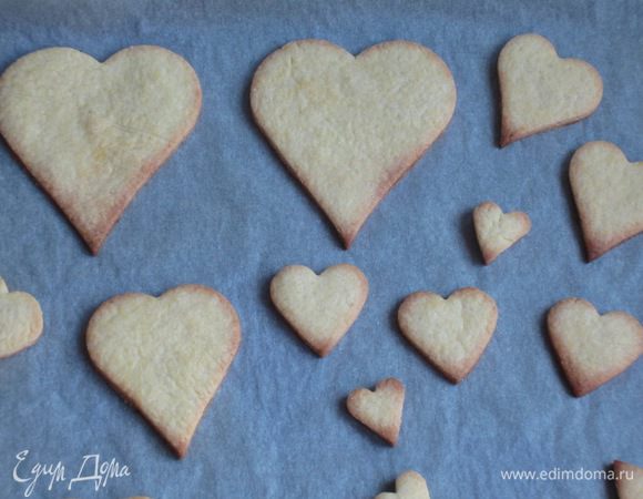 Пергамент намочить и хорошо отжать. Выложить печенье на противень с пергаментом и выпекать в разогретой до 180 ° С духовке 15 минут.