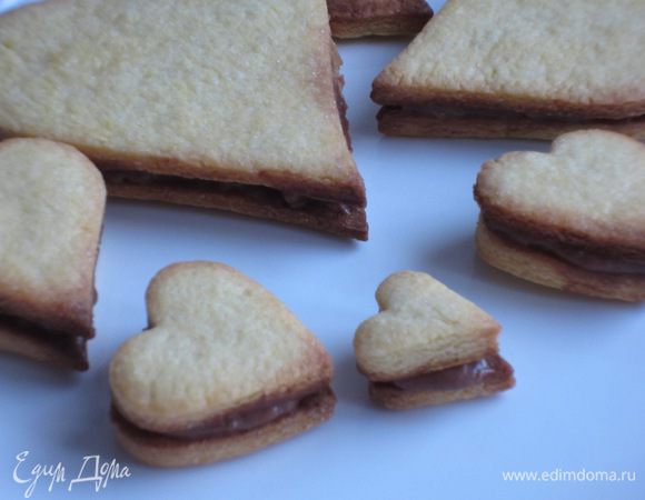 Парные сердечки соединить между собой шоколадным кремом ...