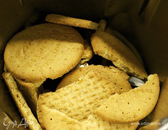 Духовку разогреть до 150-160 С. Смазать маслом разъемную форму диаметром 20 см. Для основания чизкейка измельчить в миксере печенье...