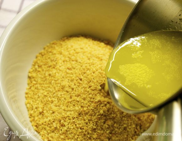 Сливочное масло растопить и добавить к крошке печенья вместе с щепоткой соли (или использовать солоноватое масло!). Перемешать.