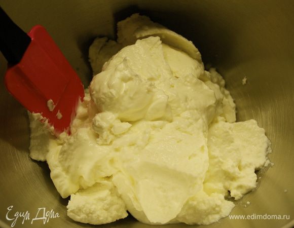 Для крема-начинки смешать оба вида сыра... Можно протереть рикотту через сито, для придания крему большей нежности, но у меня рикотта была и так очень нежная и гладкая, без комков.