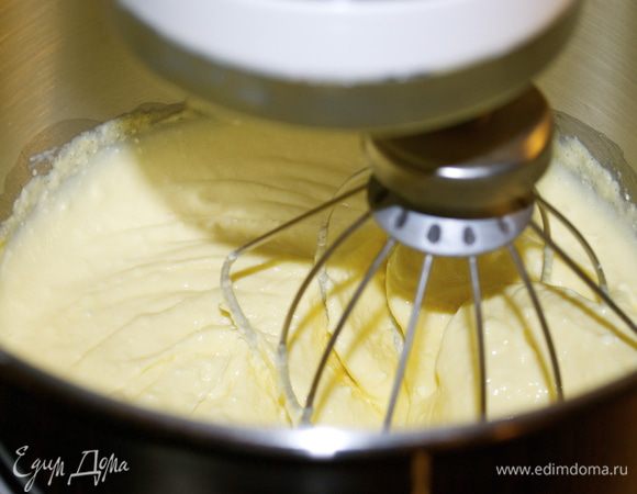 В чашу кухонного комбайна положить сырную массу и все остальные ингредиенты. Перемешать все с помощью миксера для идеального однородного состояния...  