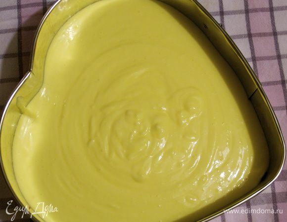 Выложить сырную массу в форму и поставить выпекаться на 30-35 минут.