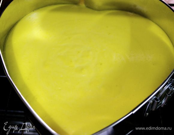 Через указанное время бока чизкейка должны "схватиться", а центр быть еще достаточно подвижным, жидковатым. По фото это сложно передать, но достаточно слегка подвигать форму, и Вы поймете, о чем идет речь! Выключить духовку, а торт оставить в ней до полного остывания!!! Желательно, на всю ночь! На утро торт переложить в холодильник. 