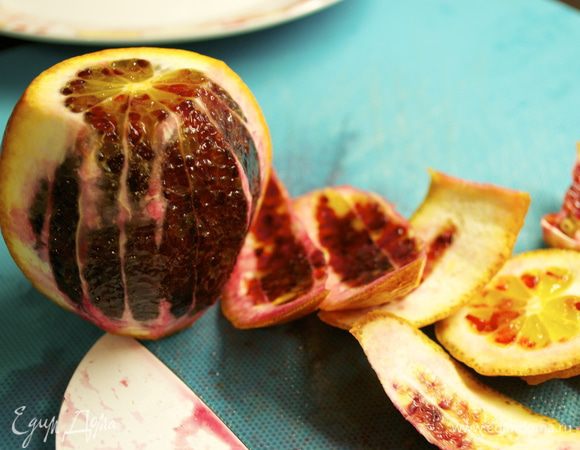 Через несколько часов можно подавать чизкейк таким как есть, предварительно вынув его из формы... А можно приготовить апельсины в сиропе и украсить ими Ваш чизкейк. Для этого апельсины очистить от кожуры, срезав ее острым ножом с апельсина, удаляя тем самым и белую пленку..., т.е. у Вас остается только мякоть... Затем нарезать очищенные апельсины кружочками и отложить в сторону. 