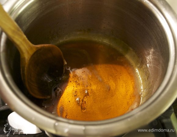 В кастрюлю с толстым дном положить сахар и приготовить карамель. Как только сахар полностью расплавиться добавить ликер и немного воды (несколько капель). Будьте осторожны, и добавляйте аккуратно жидкость... Лучше всего взять кастрюлю с высокими "бортиками", чтобы избежать брызг!... В самом начале может показаться, что карамель затвердевает, но продолжайте размешивать ее ложкой на несильном огне, и у Вас получится сироп нужной консистенции. 