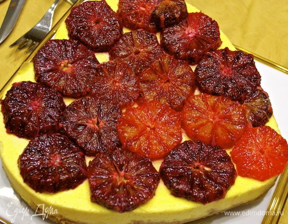 Можно выложить апельсины прямо на чизкейк, а можно просто подать кусочек торта вместе с апельсинами и сиропом! 