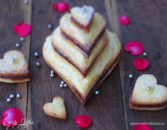 И сформировать пирамиду, соединив печенье светлым кремом. Посыпать сахарной пудрой. Приятного и романтичного вам:))
