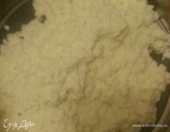 Первый делом делаем творог. Доводим почти до кипения молоко, добавляем кефир, нагреваем опять почти до кипения, постоянно помешивая. Когда молоко створожится, убираем с огня и остужаем, сливаем на сито (сыворотку рекомендую оставить - очень полезный продукт, на основе которого можно многое приготовить)