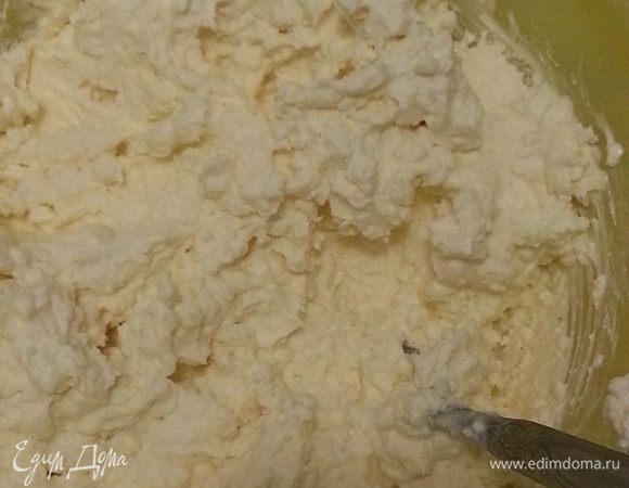 Хорошо перемешиваем творог и маскарпоне, если Вы купили зернистый творог желательно перетереть через сито.