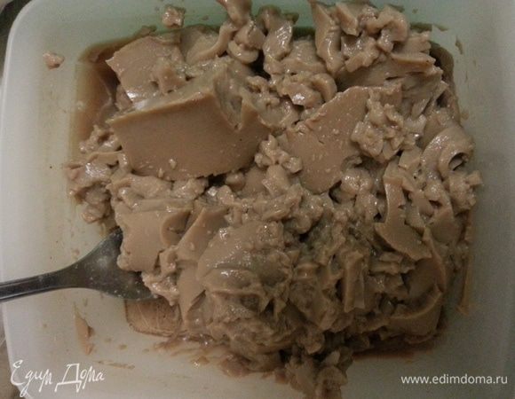 Разминаем вилкой на мелкие кусочки какао-желе 