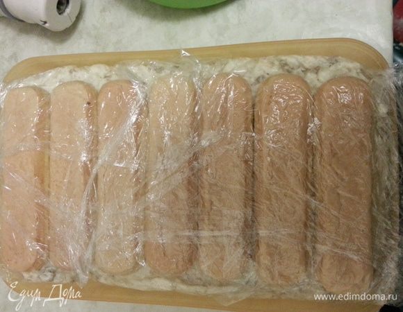 Остальной крем, печенье (макая в молоко), заворачиваем края пищевой пленки, закрываем крышкой, если она есть и убираем в холодильник на ночь.