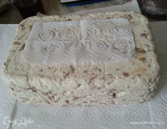 Переворачиваем форму на блюдо, освобождаем от пленки, я застелила блюдо и часть верха торта салфеткой. Посыпать какао порошком через сито, на фотографии получилось слишком темным, на самом деле было не так насыщенно шоколадно.