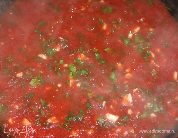 После чего добавляем мелко рубленный чеснок и петрушку, тушим еще минут 5. 